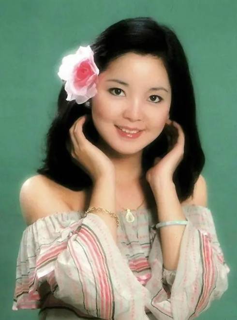 正中优配 邓丽君三哥否认妹妹与与成龙有私生子
