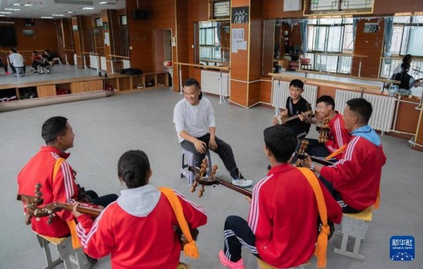 贵丰配资 西藏的孩子：古老扎念琴声悠扬